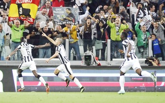 Juve độc chiếm ngôi đầu sau chiến thắng 3-2 gây tranh cãi trước Roma